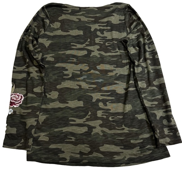 Belle by Kim Gravel Camo Green Top Shirt Tee Size XXS Runs Big Floral Embroidery - Picture 2 of 13